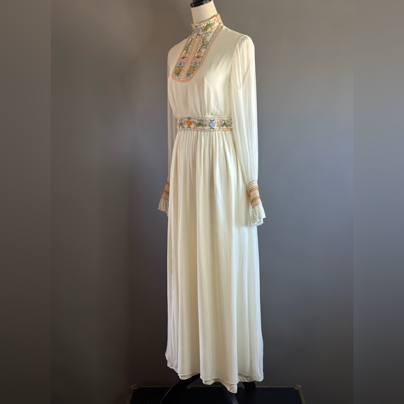 Vintage 70s Montaldos Union Made Wedding Dress Cream Embroidered Flowers - Picture 10 of 15